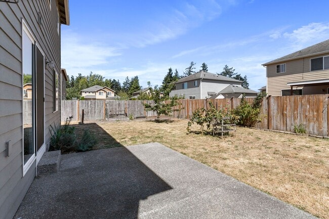 Building Photo - 4 Bed 2.5 Bath - Small Dog - Fully Fenced Yard - NAS Whidbey