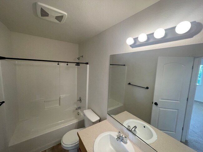 Building Photo - Beautiful 4 Bed, 3 Bath House in Maple Hill!