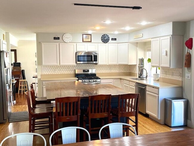 Building Photo - Beautiful 5 Bed, 4 Bath Home in D-12, Minutes from Ft. Carson, Shopping and Downtown