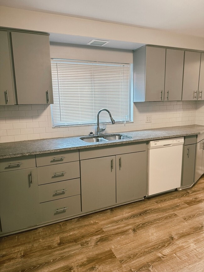 Building Photo - NEWLY RENOVATED 2 BEDROOM WITH GARAGE IN THE HEART OF SOUTHSIDE!