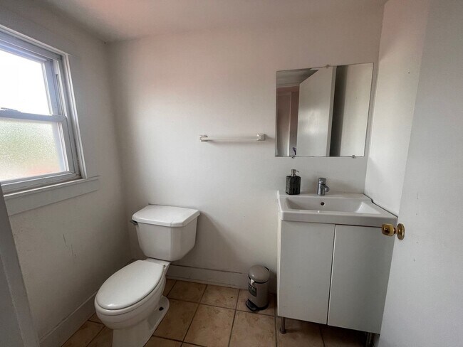 Building Photo - Bright and spacious three bedroom unit in ...