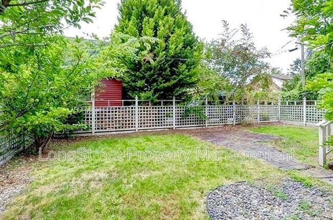 Building Photo - 2624 NE Sumner St