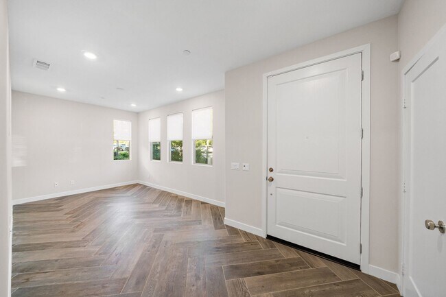 Building Photo - Split level floor plan on a gorgeously upgraded home