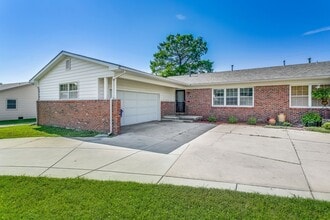 Building Photo - Spacious 3 bedroom 2 bath Duplex ***1/2 off first month's rent!!!***