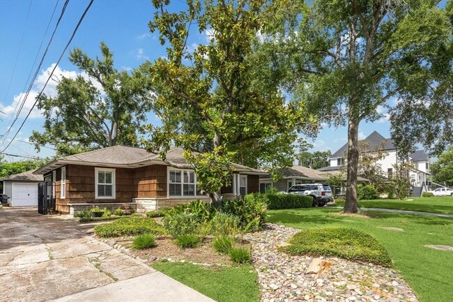 Building Photo - 1119 Grovewood Ln