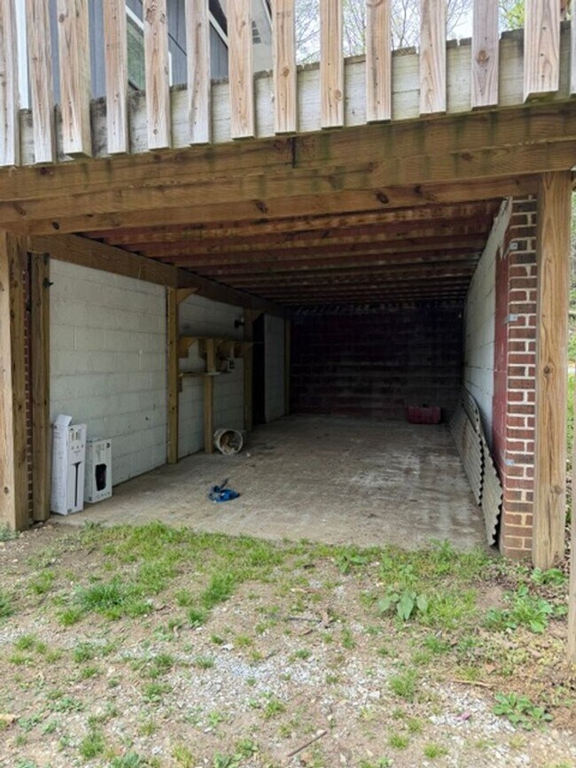 Building Photo - Lenoir City 37771 - 3 bedroom, 2 bath home - Contact Tara Hayes (865) 242-8010