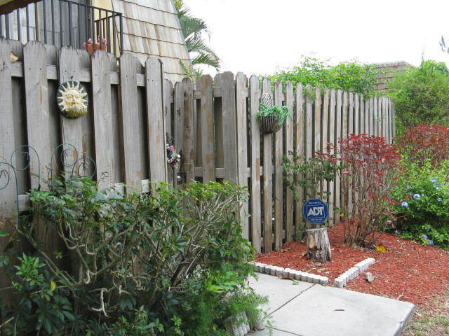 Building Photo - Parkwoods 5576-4