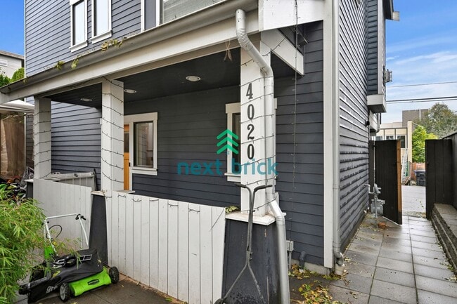 Building Photo - Stunning 2BR and 3BA single family with la...