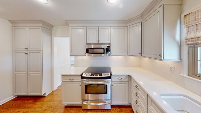 Building Photo - 6810 Rosemary Ln