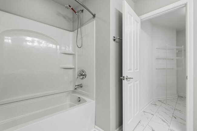Building Photo - Fantastic end unit townhome: Available July 10th