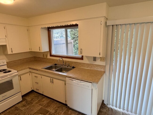 Building Photo - Two Bedroom Flat in North Salem