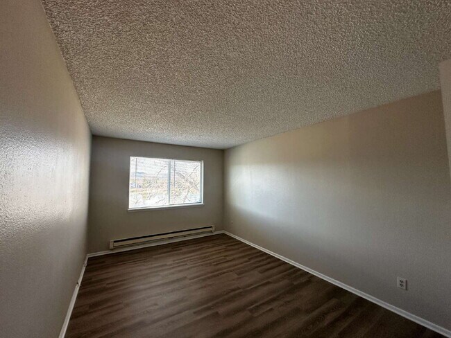 Building Photo - Beautiful Top Floor Condo with Great Views!