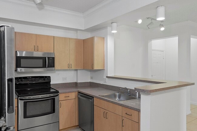 Building Photo - 533 NE 3rd Ave