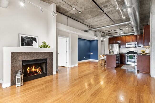 Building Photo - 933 W Van Buren St
