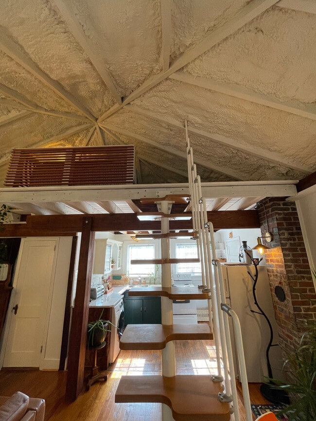 Building Photo - Exquisite lofted studio