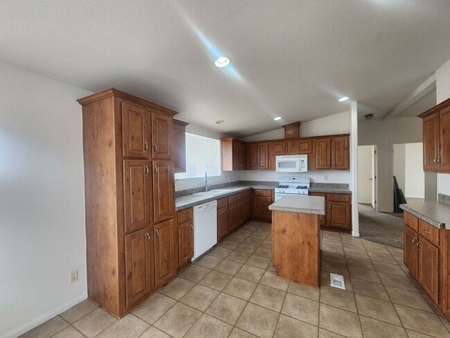 Building Photo - 4 Bedrooms in Hansen Tract