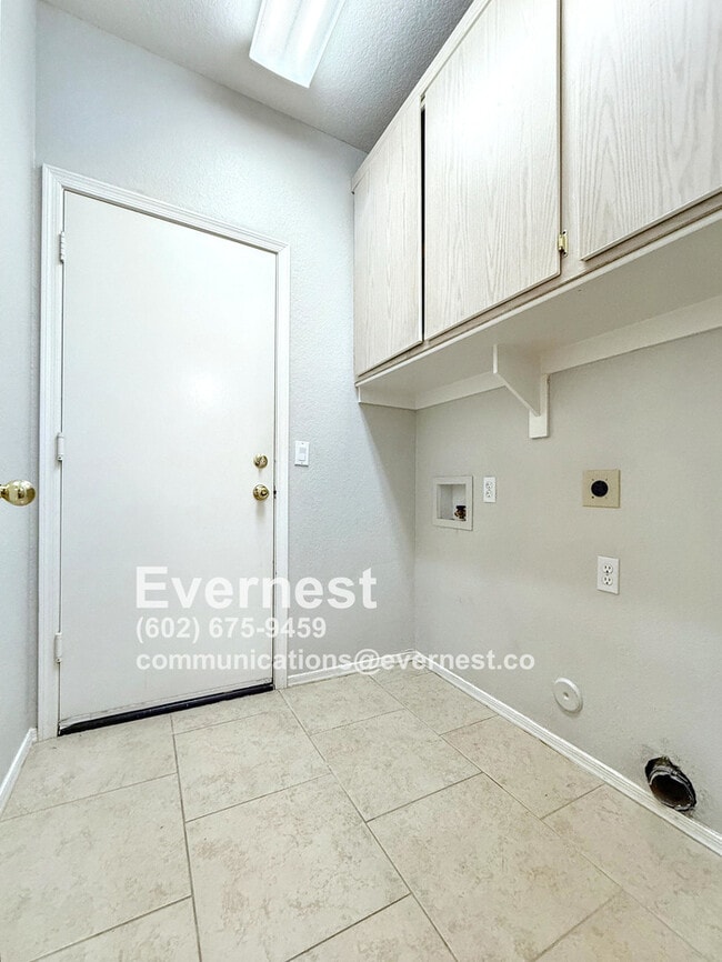 Building Photo - 3-Bedroom Home Near Schools and Everyday E...