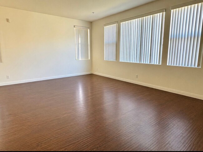 Building Photo - Spacious 4 Bedroom in Oxnard