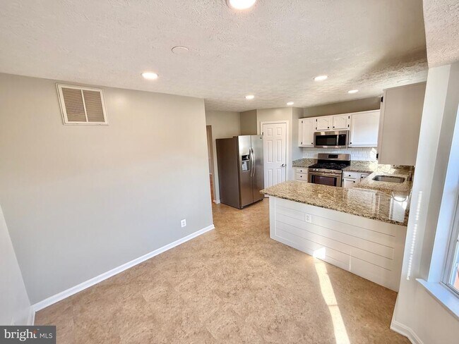 Building Photo - 104 Rover Ct