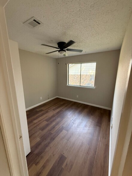 Building Photo - 813 Cedar Oaks Ln