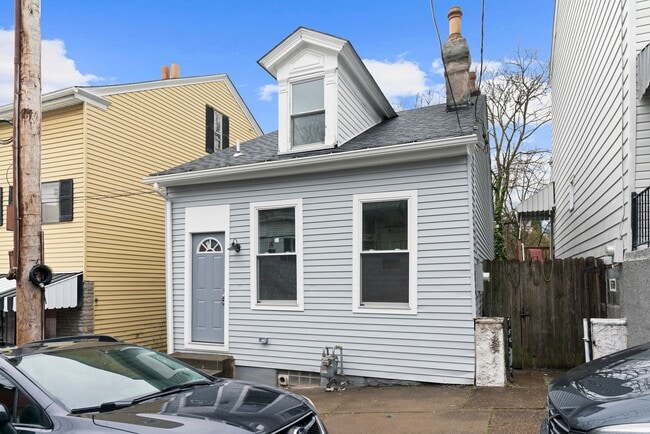 Building Photo - Cozy Completely Renovated Home Minutes fro...