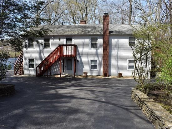 Front - 382 Riverside Dr