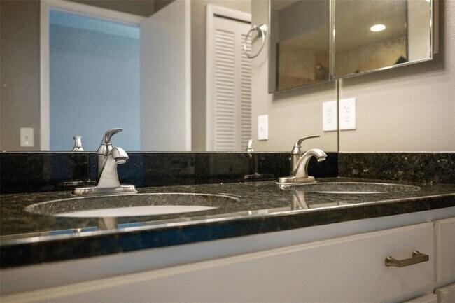 Building Photo - 428 W Klosterman Rd