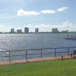 Building Photo - 1105 Lake Shore Dr