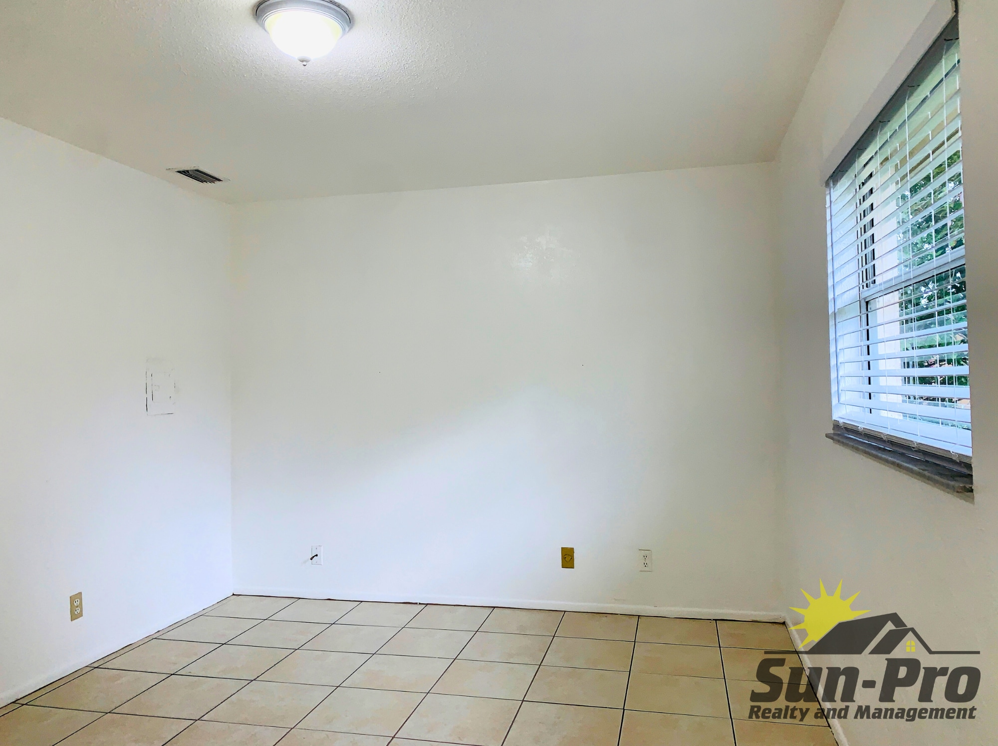 Building Photo - 1965 Nelson Ave