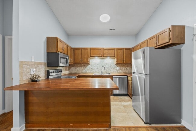 Building Photo - This beautifully maintained 2-bedroom, 2-bath 3rd Floor unit in Lake Wylie Woods is a Gem!