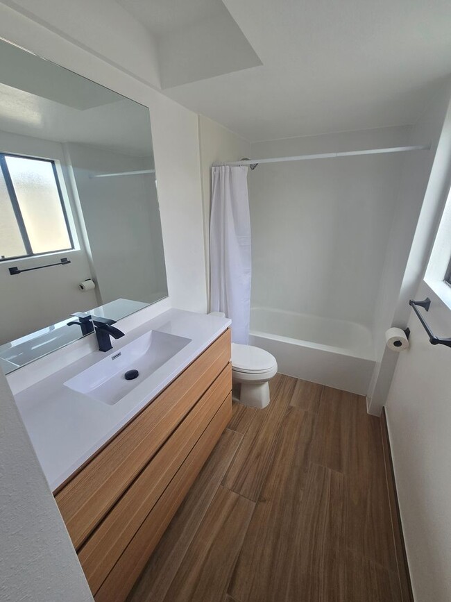 Building Photo - Remodeled 3 Bedroom 2 Bath 2 Story House, ...