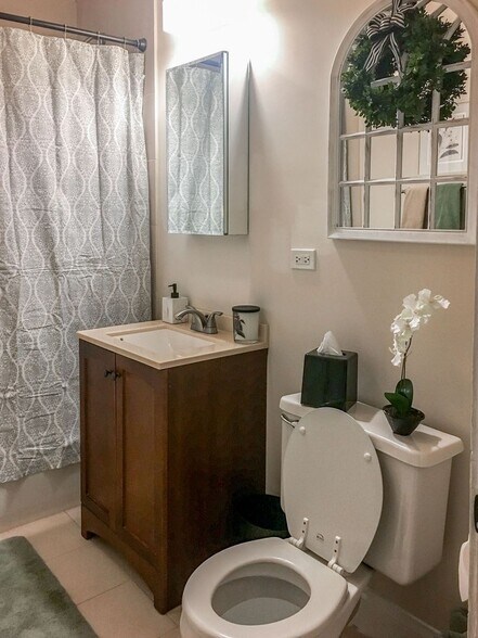 Building Photo - 4723 N Leavitt St