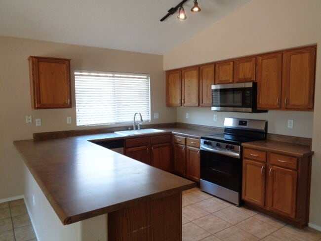 Building Photo - Beautiful 3 bedroom home in lovely neighbo...