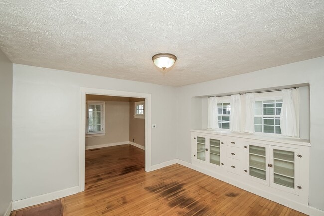 Building Photo - Charming Bungalow in South Broadripple