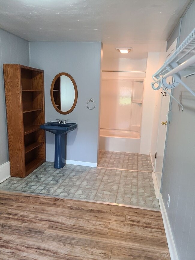 Building Photo - Spacious 2 Bedroom Home with possible 3rd bedroom or office space!