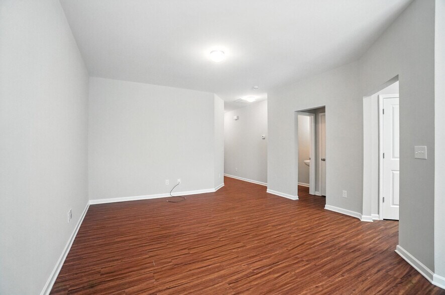 Building Photo - 4020 Queensbridge Rd