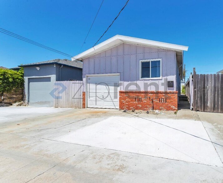 Building Photo - Unit