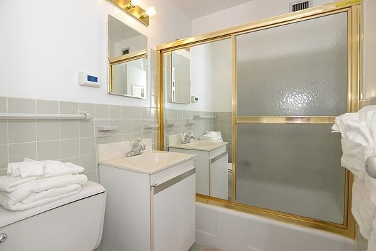 shower - 1021 Arlington Blvd