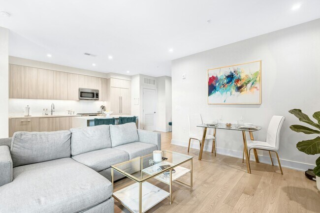 Building Photo - 701 Swann Ave