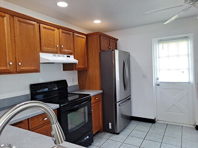 Building Photo - Available NOW! - 3BR 2BA OFF RIVERSIDE DR FOR RENT