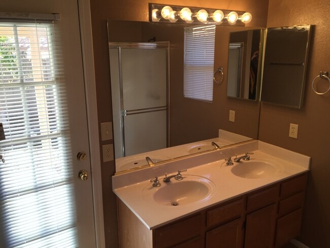 Building Photo - Gilbert 3Bd/2Bth + Den Single Story Home - Landscaping Included