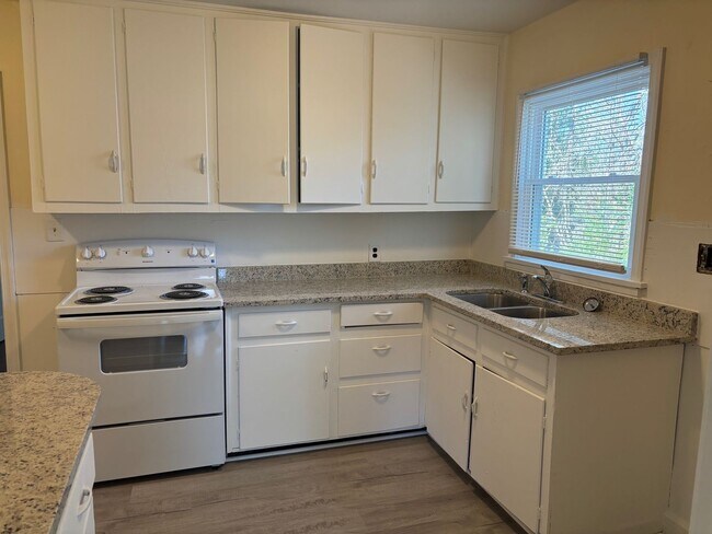 Building Photo - 1915