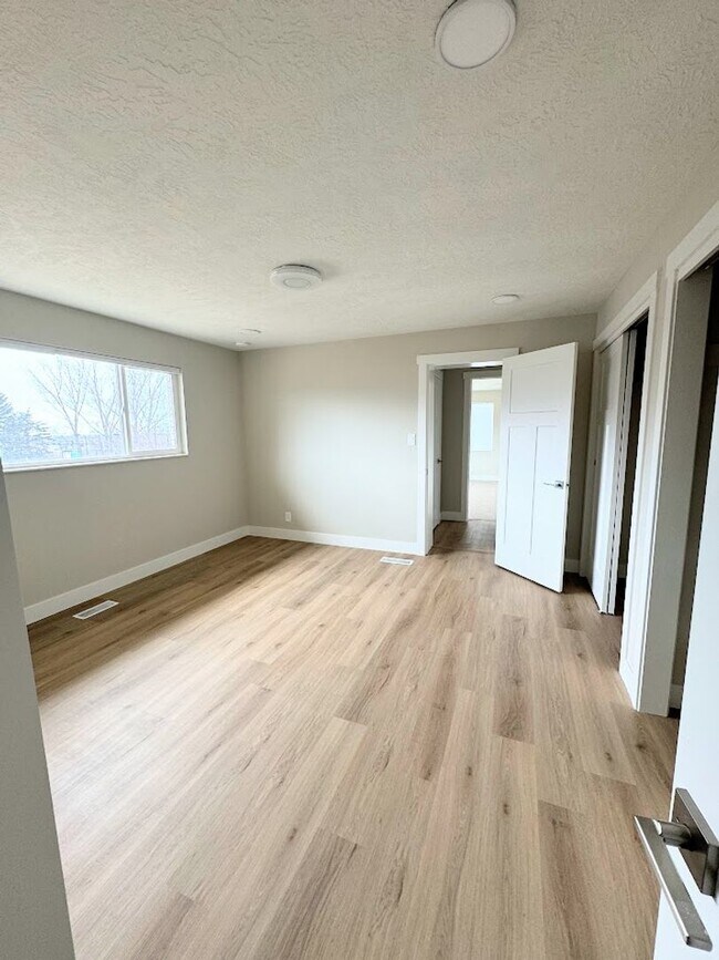 Building Photo - Beautiful remodeled home in Orem!