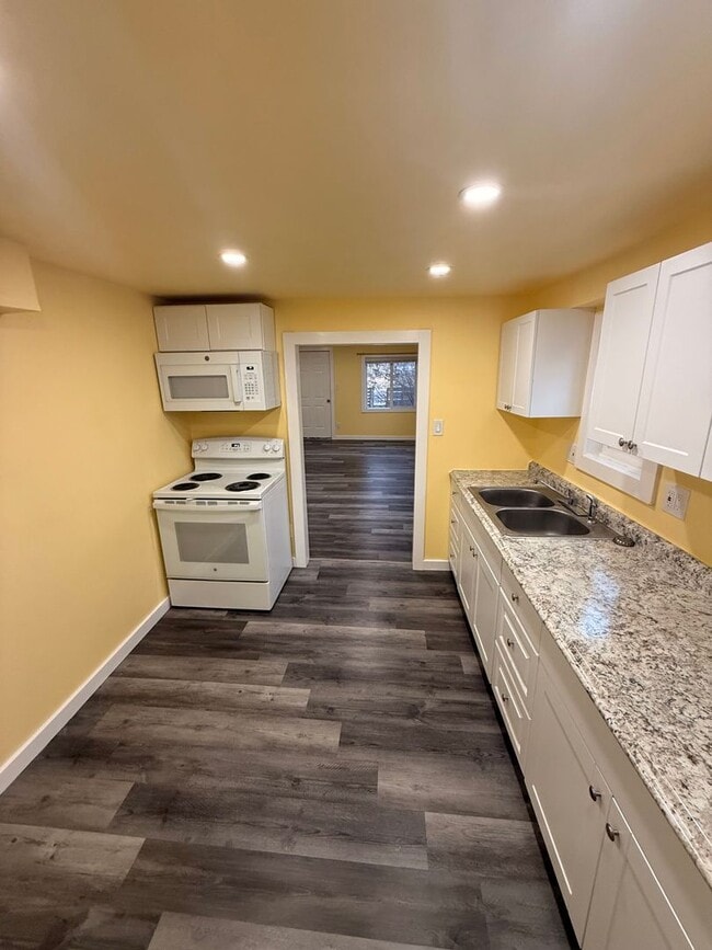 Building Photo - Pet friendly, Cozy 2bdrm 1 bath