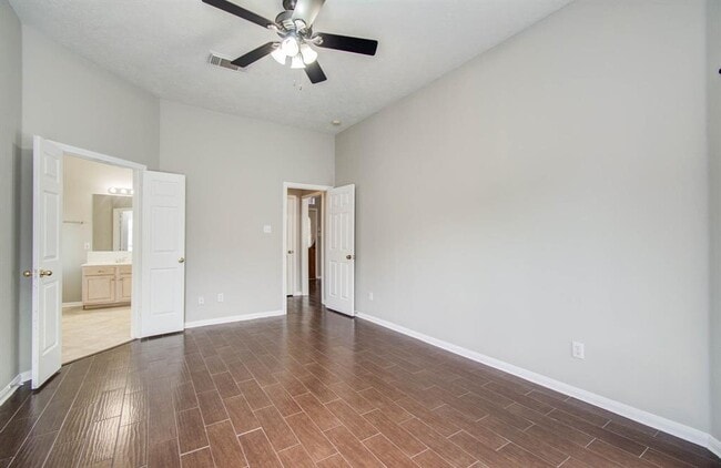 Building Photo - 911 E Hampton Dr