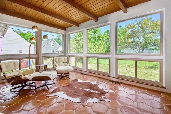 Primary Photo - 1525 Arborview Blvd