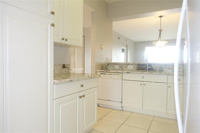 Building Photo - 7755 Yardley Dr
