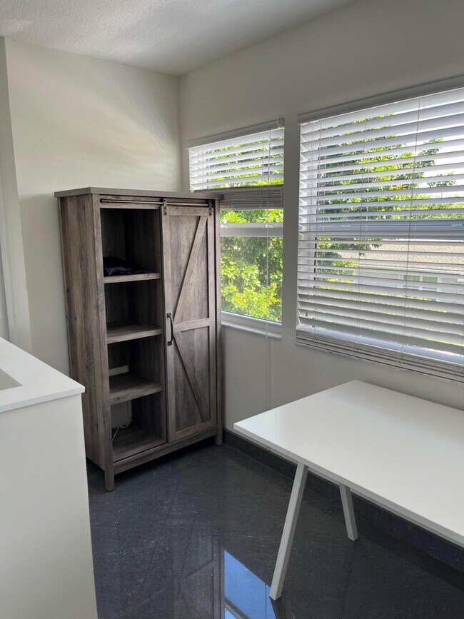 Building Photo - 301 Central Dr