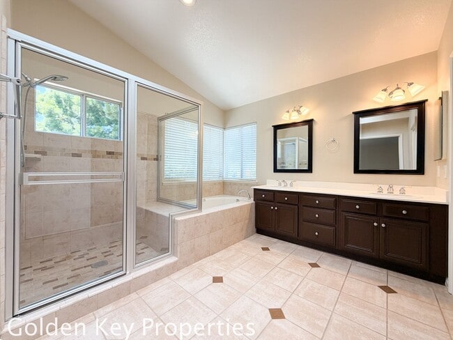Building Photo - Move-in ready 4 bedroom / 3 bathroom home in Oceanside!