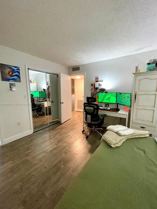 Building Photo - 8423 SW 137th Ave